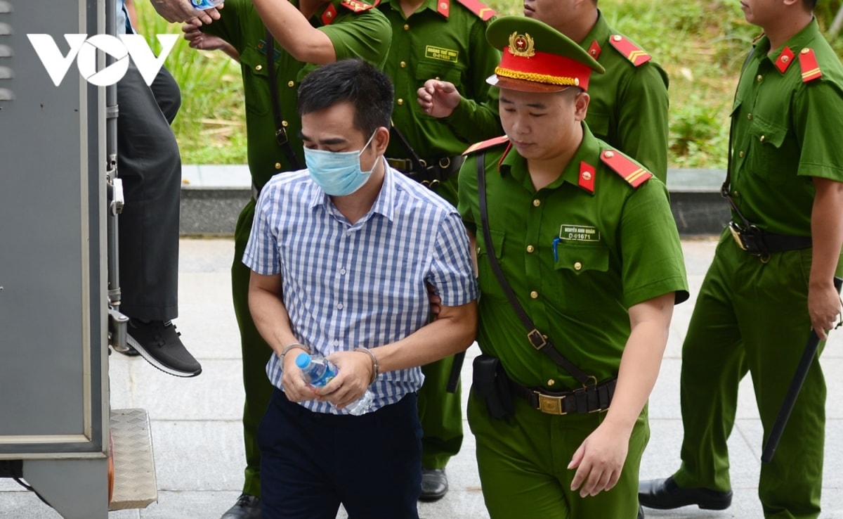 tuyen an vu chuyen bay giai cuu bi cao pham trung kien cui gam mat khi vao toa hinh anh 11