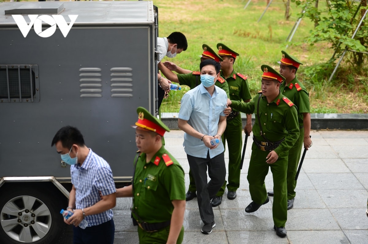 tuyen an vu chuyen bay giai cuu bi cao pham trung kien cui gam mat khi vao toa hinh anh 12