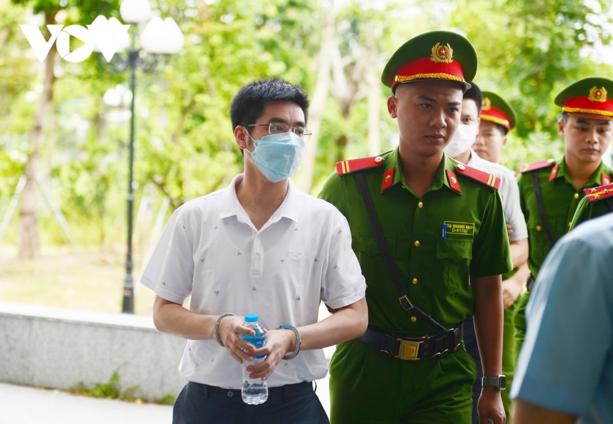 tuyen an vu chuyen bay giai cuu bi cao pham trung kien cui gam mat khi vao toa hinh anh 4
