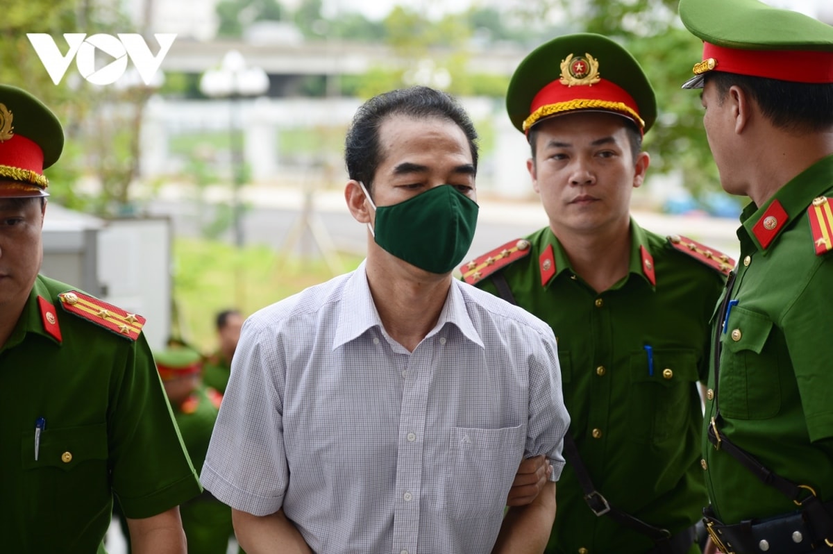 tuyen an vu chuyen bay giai cuu bi cao pham trung kien cui gam mat khi vao toa hinh anh 6