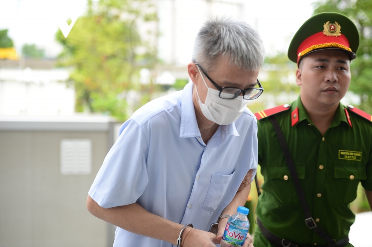 tuyen an vu chuyen bay giai cuu bi cao pham trung kien cui gam mat khi vao toa hinh anh 7