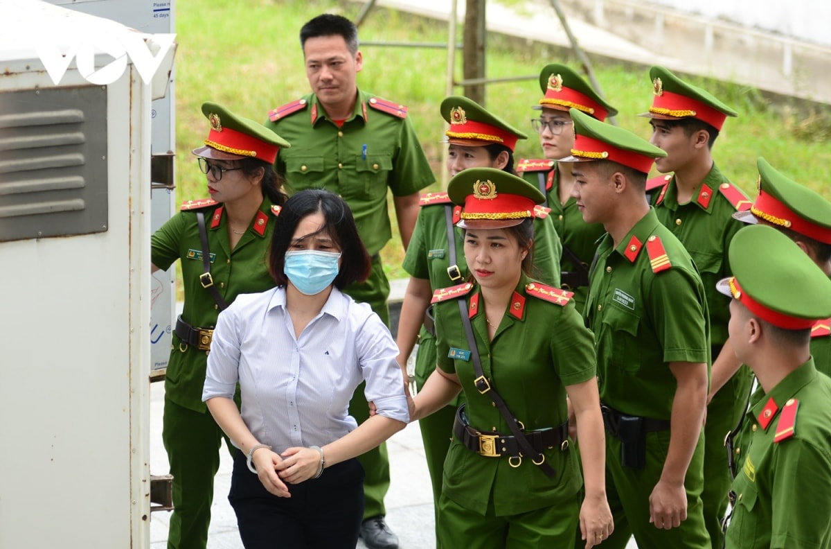 tuyen an vu chuyen bay giai cuu bi cao pham trung kien cui gam mat khi vao toa hinh anh 8