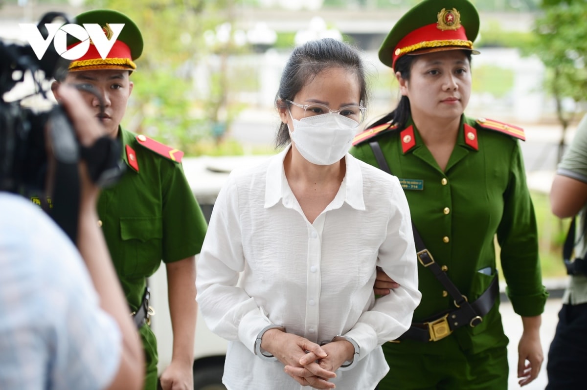 tuyen an vu chuyen bay giai cuu bi cao pham trung kien cui gam mat khi vao toa hinh anh 9
