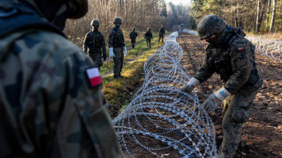 Quân đội Ba Lan lắp đặt hàng rào thép gai ở biên giới của Ba Lan với vùng Kaliningrad của Nga. (Ảnh: Getty)