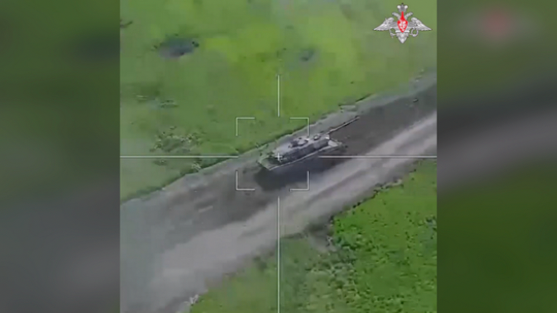 Xe tăng Leopard 2 của quân đội Ukraine bị máy bay không người lái Nga nhắm mục tiêu. (Ảnh: Bộ Quốc phòng Nga).