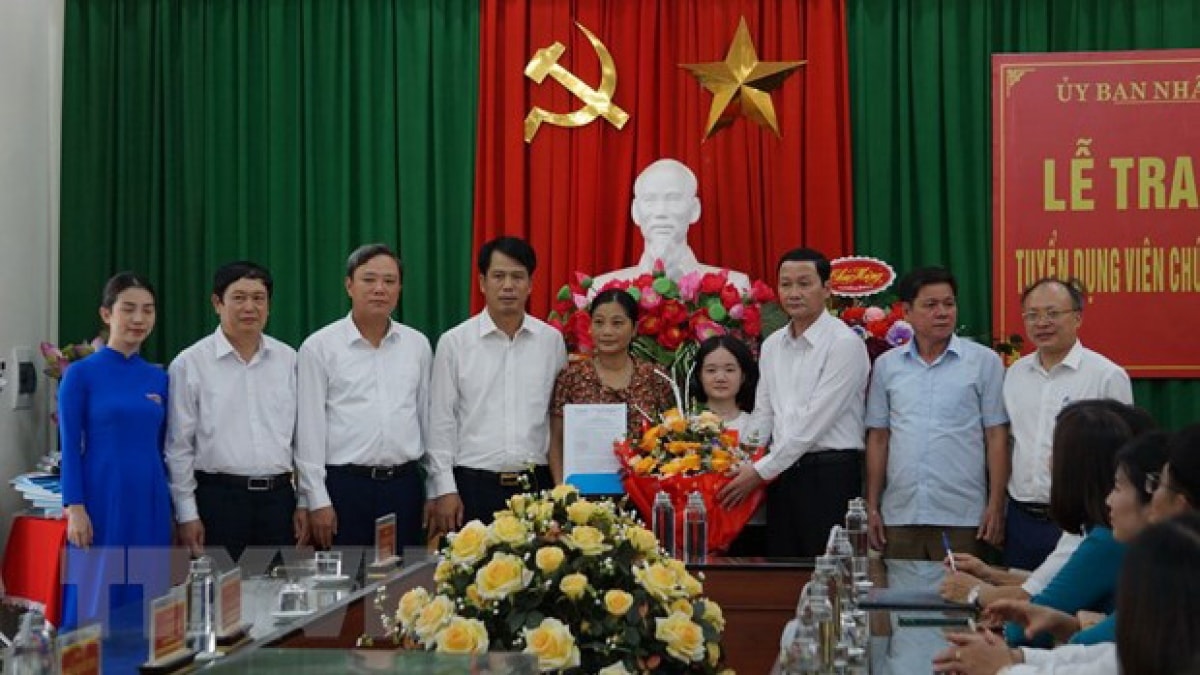 co gai khong tay duoc tuyen dung dac cach lam giao vien tieng anh hinh anh 2