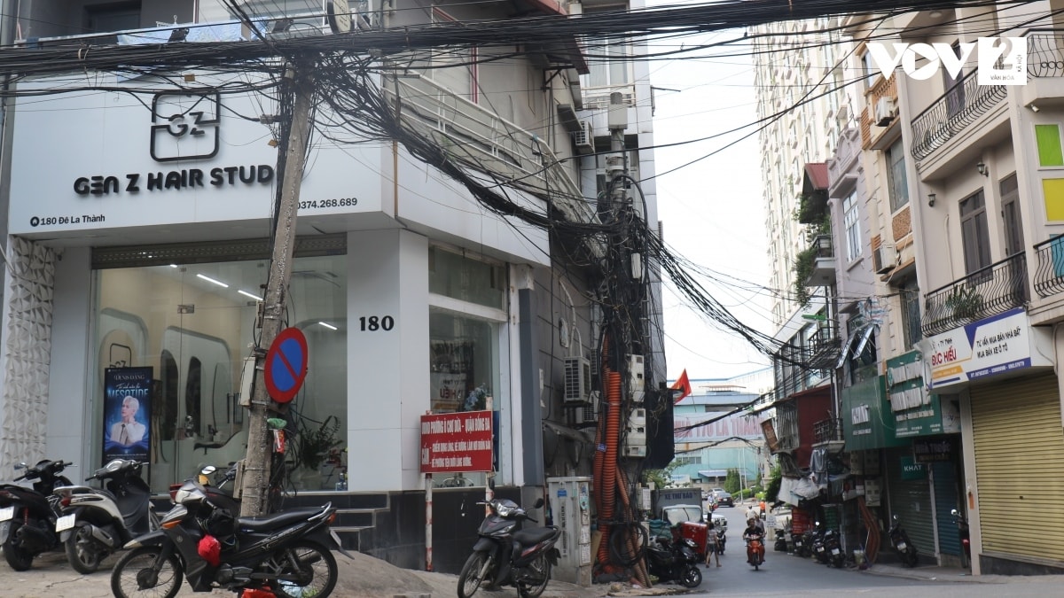  mang nhen cap vien thong va luoi dien giang khap pho o ha noi hinh anh 3