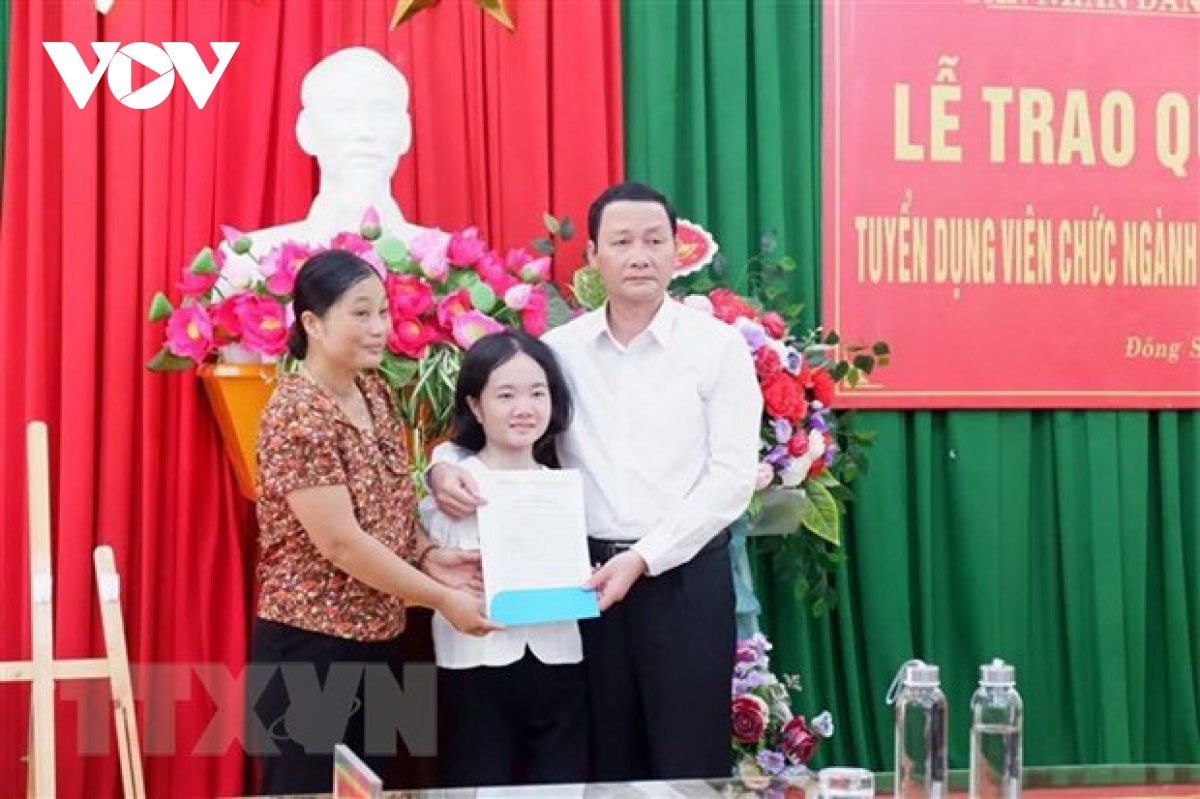 co gai khong tay duoc tuyen dung dac cach lam giao vien tieng anh hinh anh 1