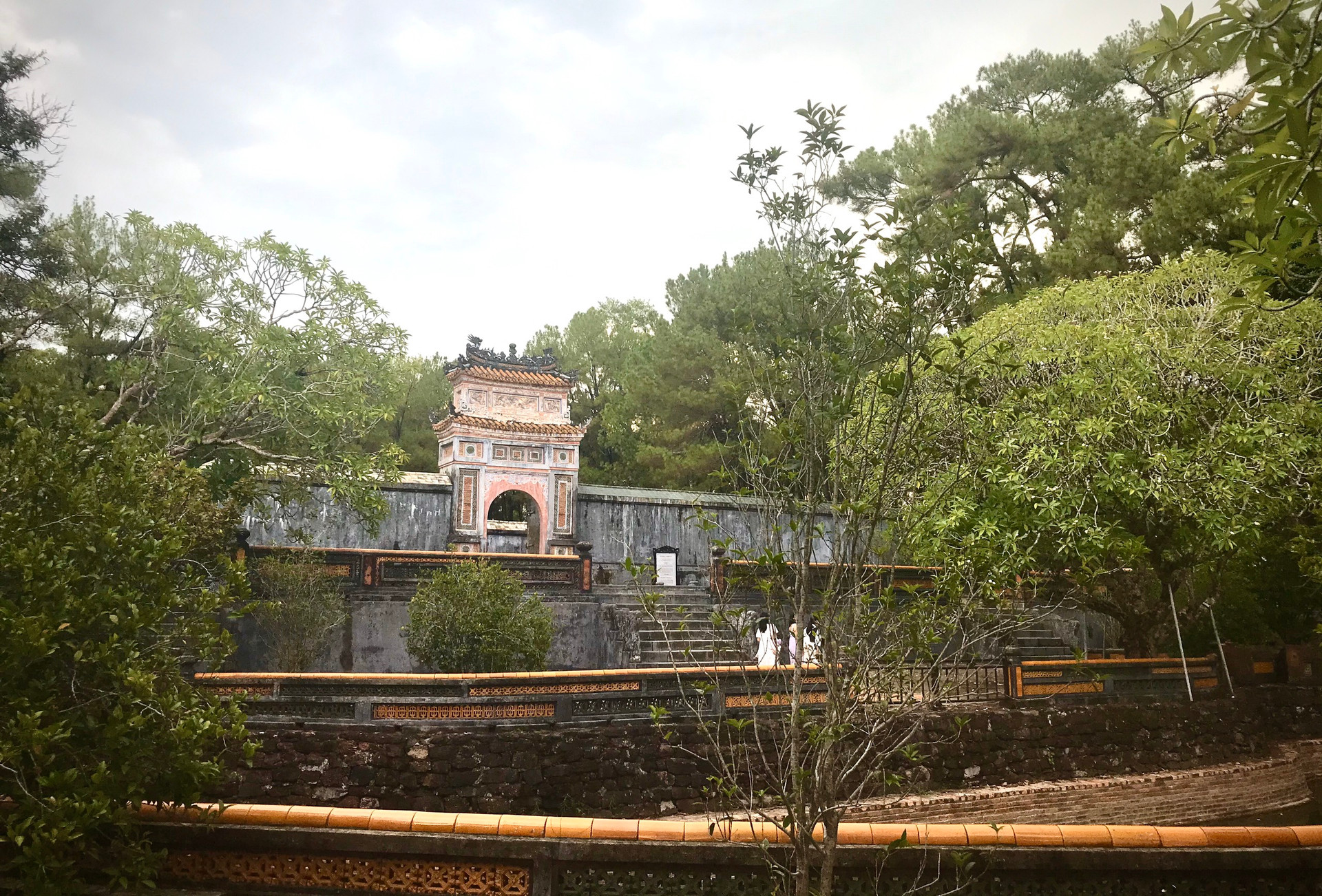 Tuổi trẻ kiều bào khám phá những kiến trúc độc đáo của lăng tẩm nhà Nguyễn tại Huế - ảnh 4