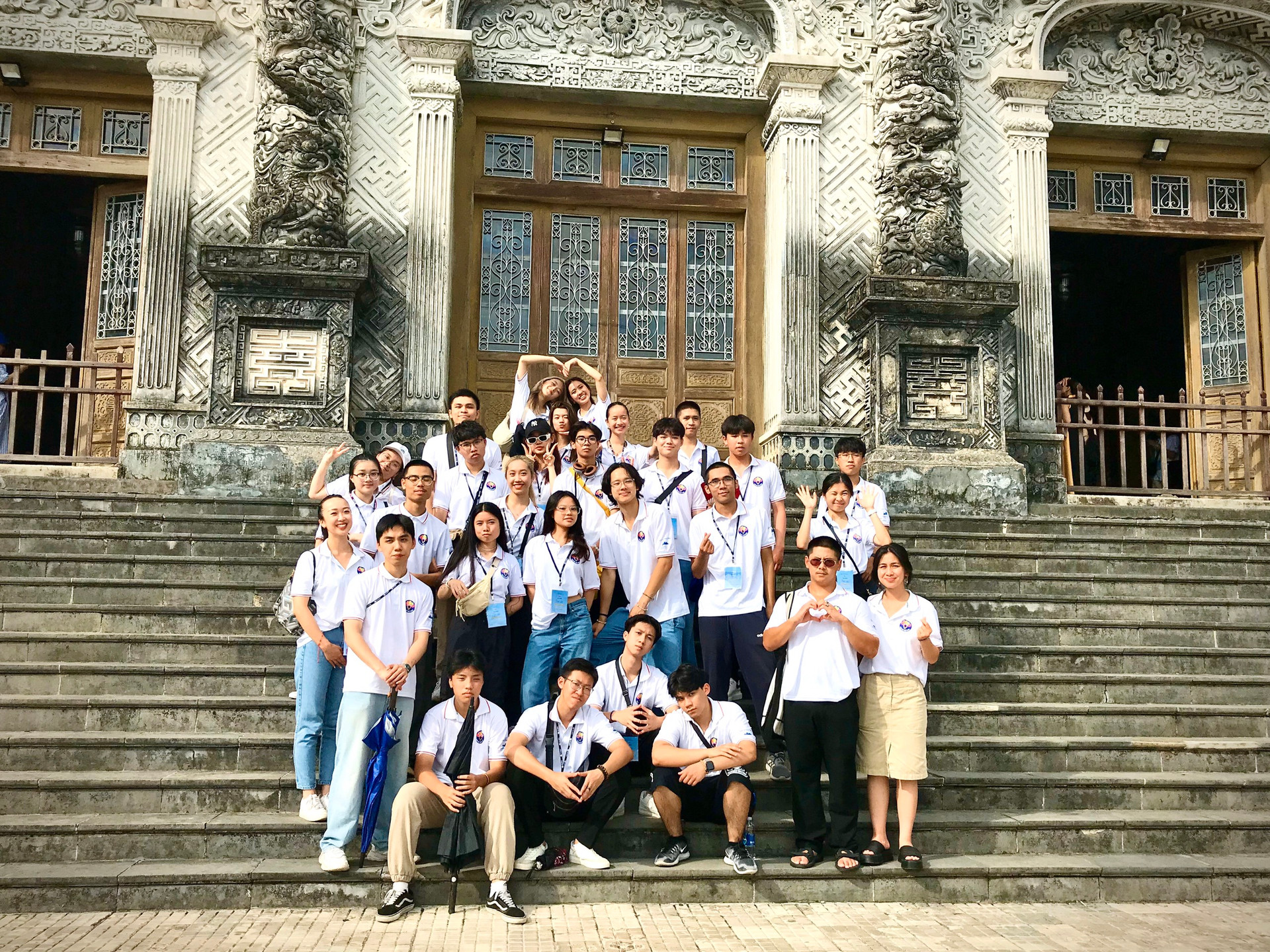Tuổi trẻ kiều bào khám phá những kiến trúc độc đáo của lăng tẩm nhà Nguyễn tại Huế - ảnh 1