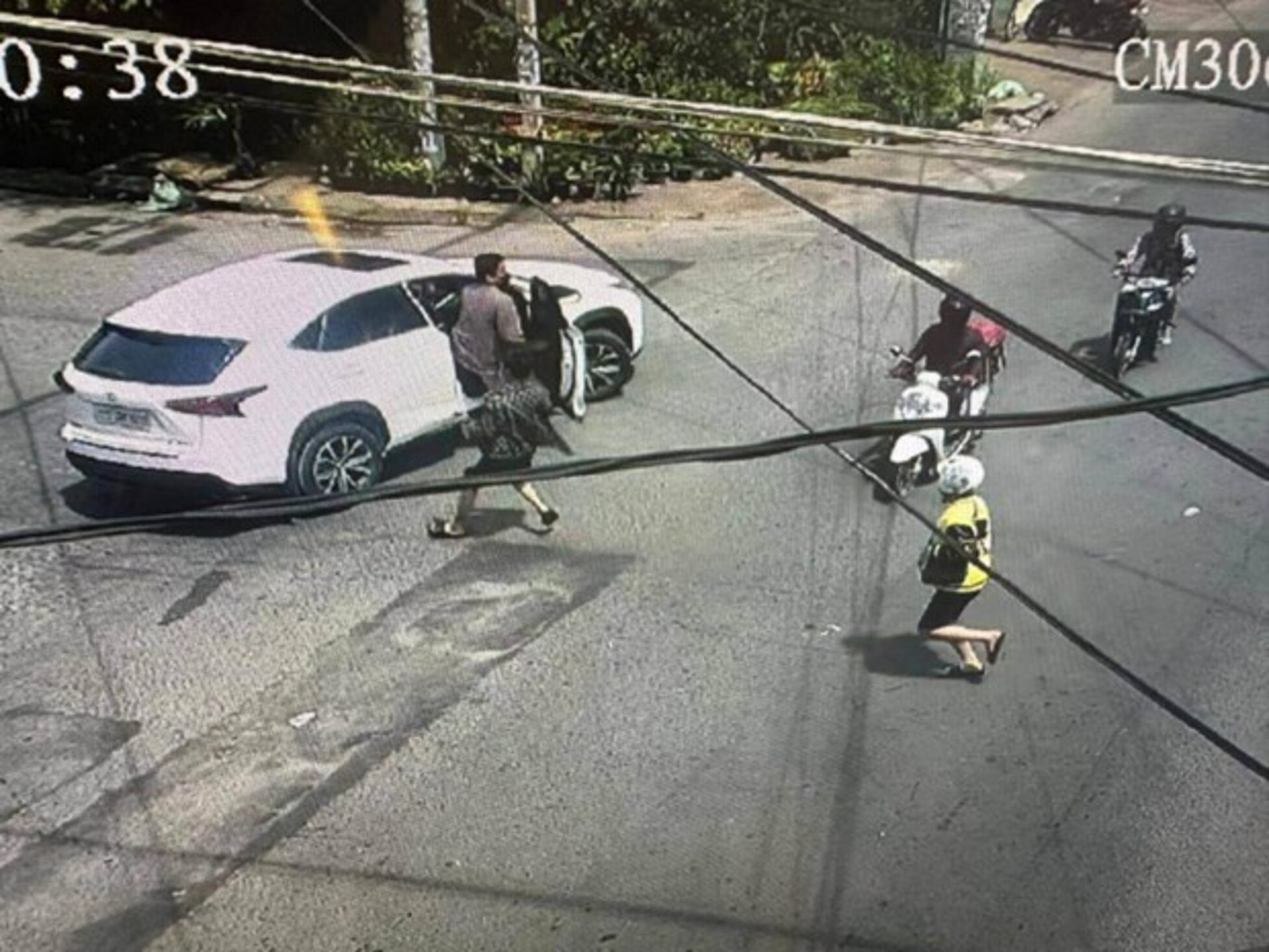 Hình ảnh trích xuất từ camera liên quan tới vụ xô xát chết người xảy ra tại Campuchia hôm 29/7. (Nguồn: Khmer Times).