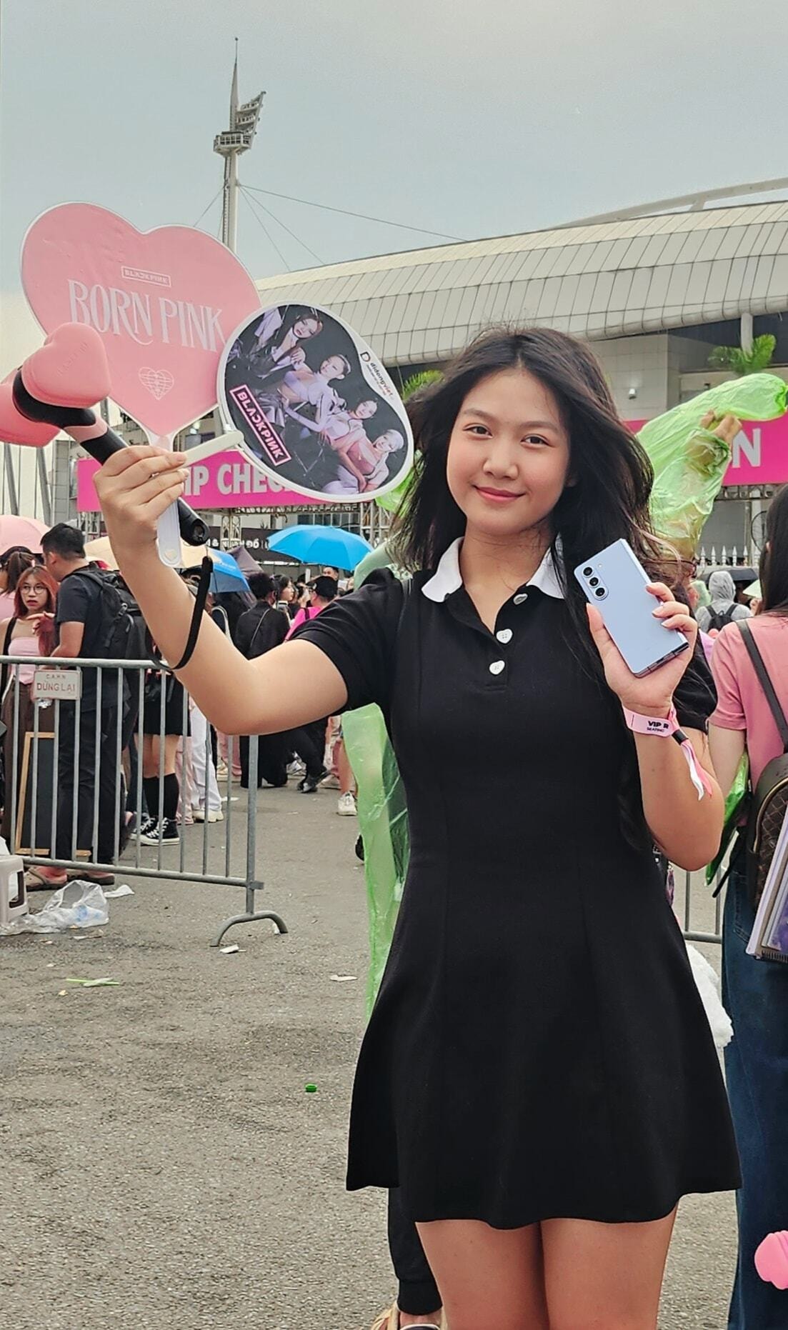 Con gái Mạnh Trường phổng phao, xinh đẹp ra dáng một thiếu nữ. Cô bé chuẩn bị kỹ càng những món phụ kiện cần thiết để thể hiện tình yêu với nhóm nhạc nữ đình đám xứ Hàn.