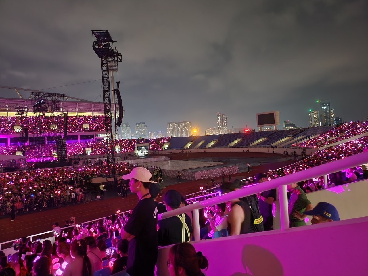 Á hậu Phương Nga gặp 'sự cố' khi muốn chụp ảnh trước giờ diễn của BLACKPINK - 9