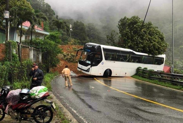 Mưa lớn kéo dài gây sạt lở, đất đá, cây cối ngã đổ tràn ra đường gây ùn tắc giao thông trên đèo Bảo Lộc.