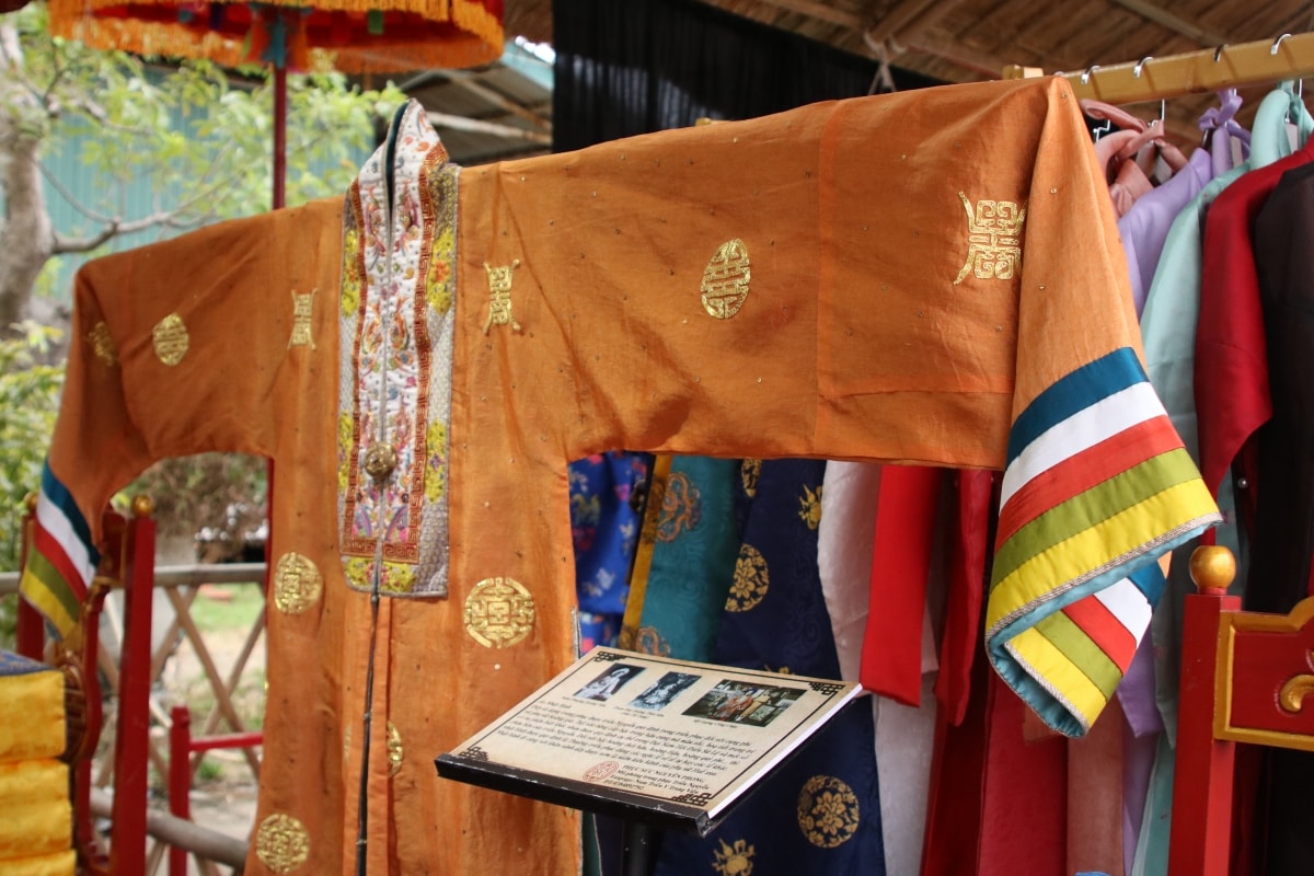 Dac sac khong gian van hoa ao dai xua xu hue hinh anh 2