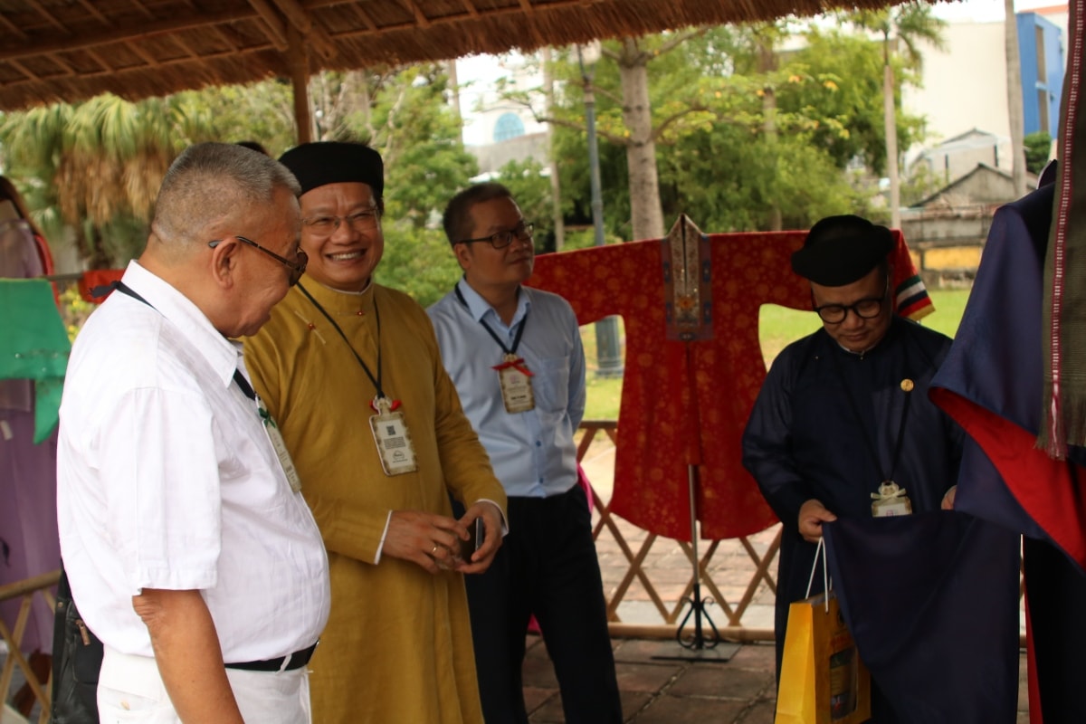 Dac sac khong gian van hoa ao dai xua xu hue hinh anh 9