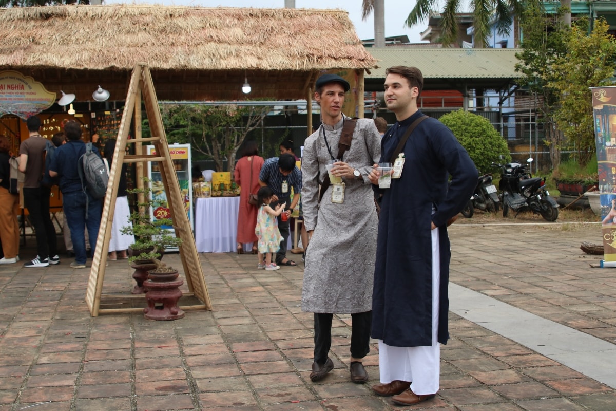 Dac sac khong gian van hoa ao dai xua xu hue hinh anh 4