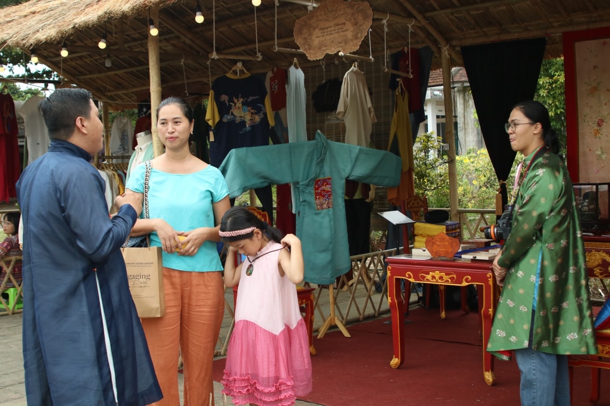 Dac sac khong gian van hoa ao dai xua xu hue hinh anh 7