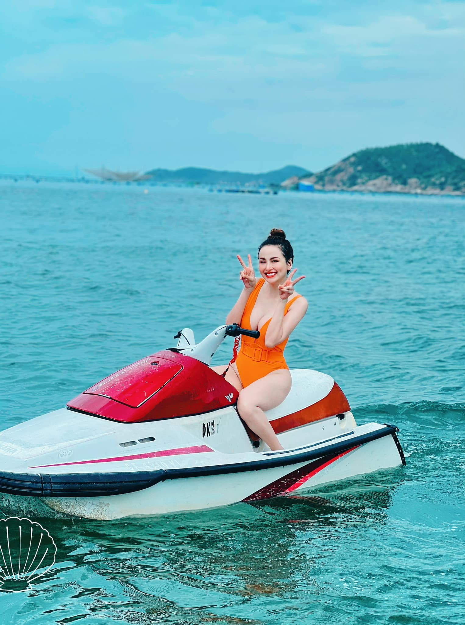 Hoa hậu Diễm Hương khoe dáng nóng bỏng với bikini - 2