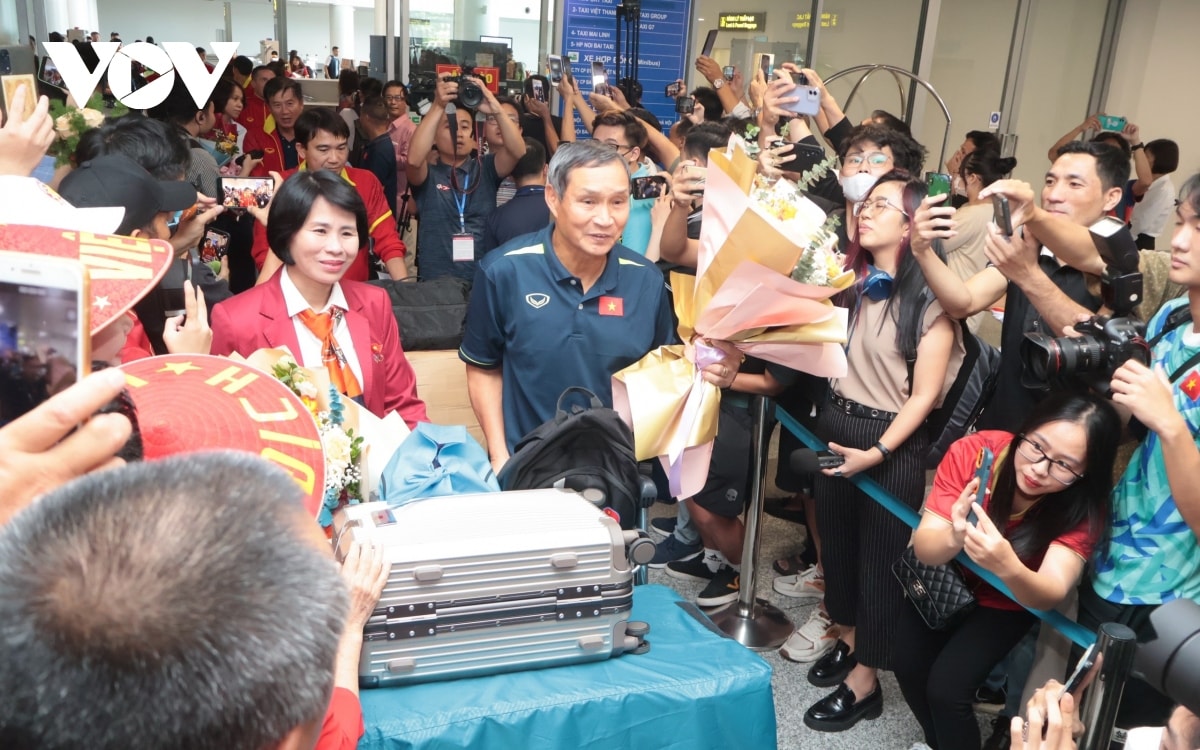 Dt nu viet nam duoc chao don cuong nhiet khi ve nuoc sau world cup nu 2023 hinh anh 7