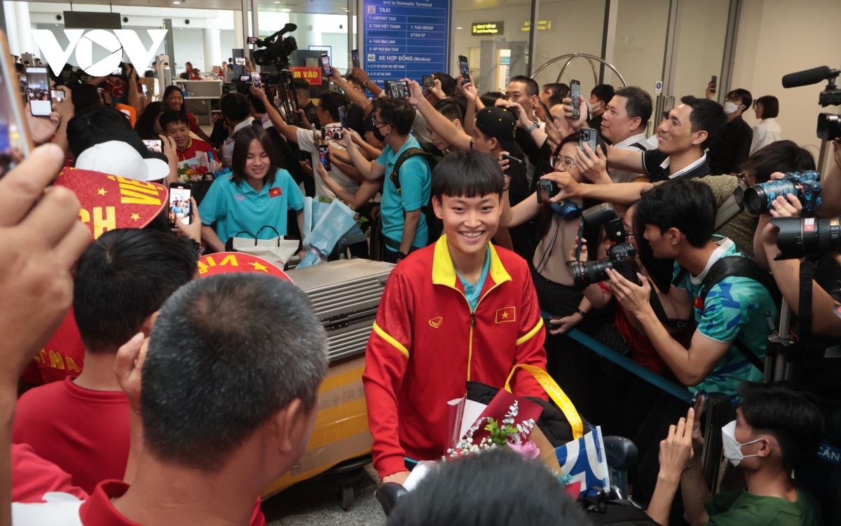 Dt nu viet nam duoc chao don cuong nhiet khi ve nuoc sau world cup nu 2023 hinh anh 8