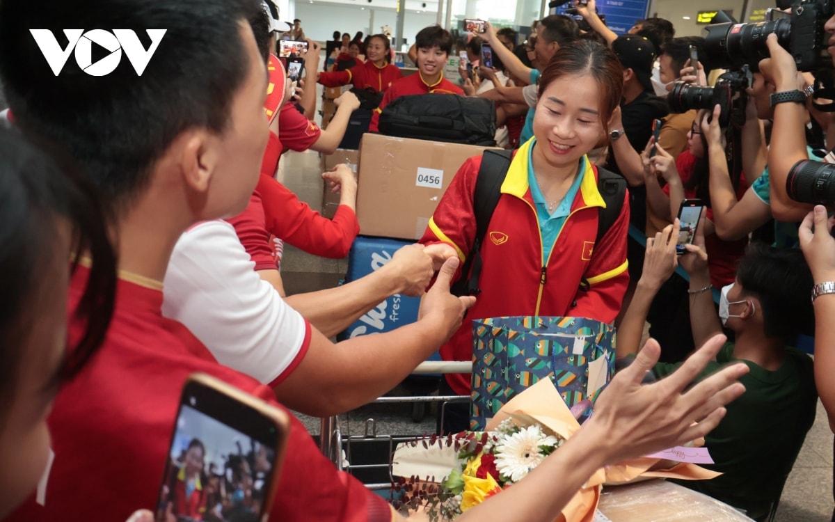 Dt nu viet nam duoc chao don cuong nhiet khi ve nuoc sau world cup nu 2023 hinh anh 9