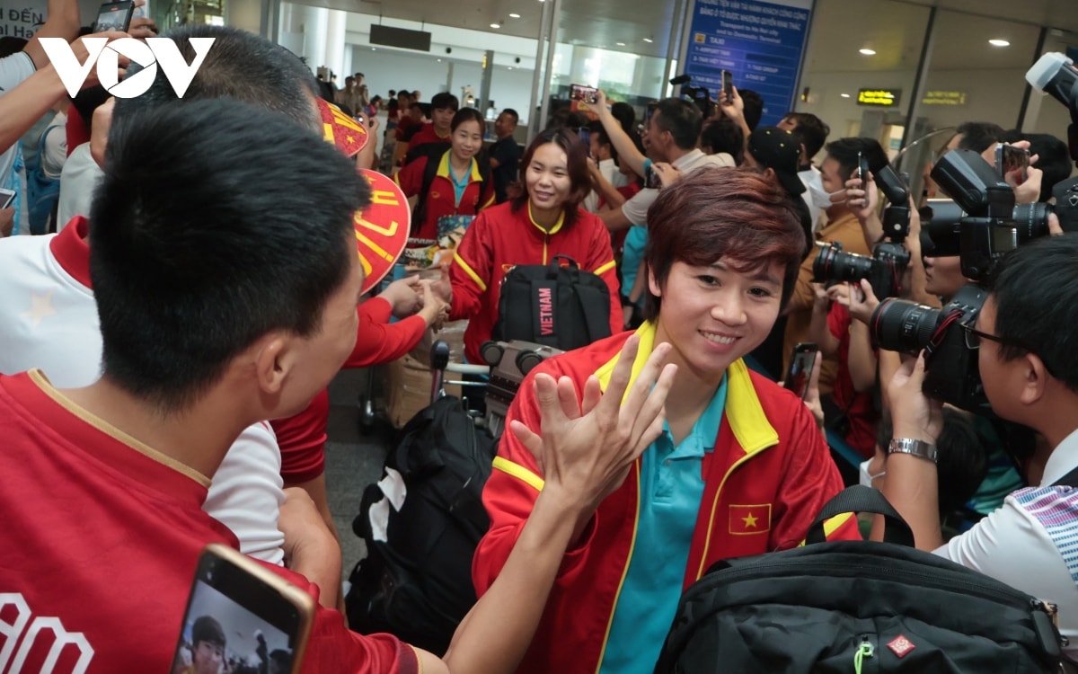 Dt nu viet nam duoc chao don cuong nhiet khi ve nuoc sau world cup nu 2023 hinh anh 6