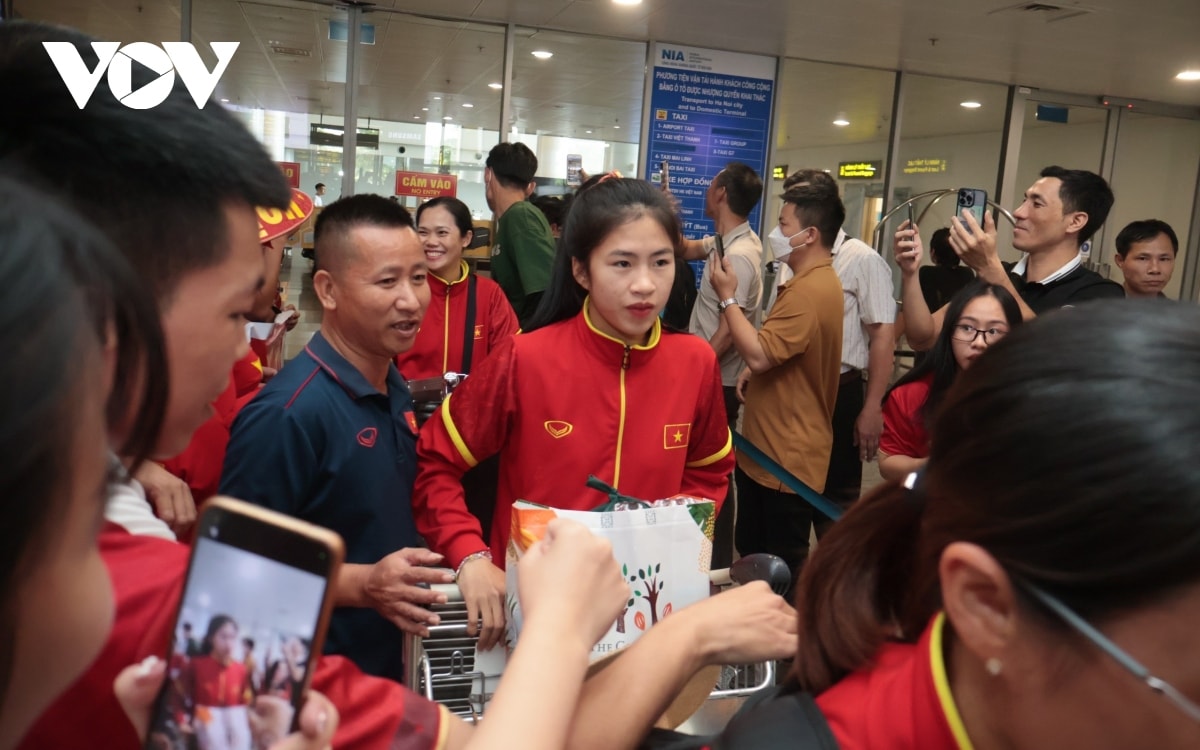 Dt nu viet nam duoc chao don cuong nhiet khi ve nuoc sau world cup nu 2023 hinh anh 5