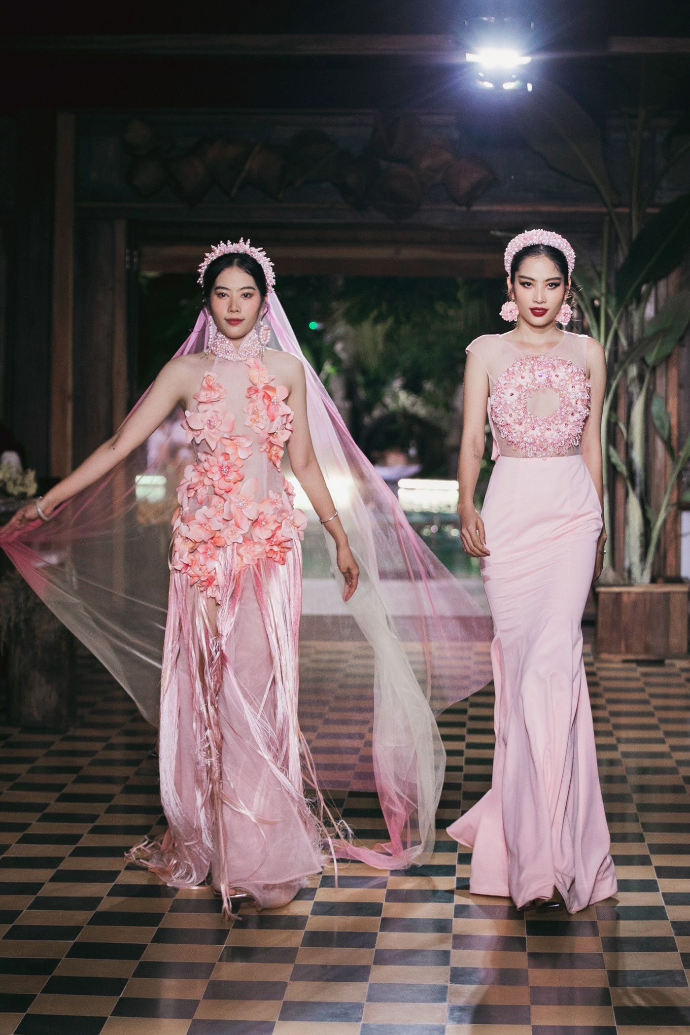 Xuất hiện tại show, cặp chị em Nam Em - Lệ Nam diện đầm hồng được đính kết hoa bắt mắt.