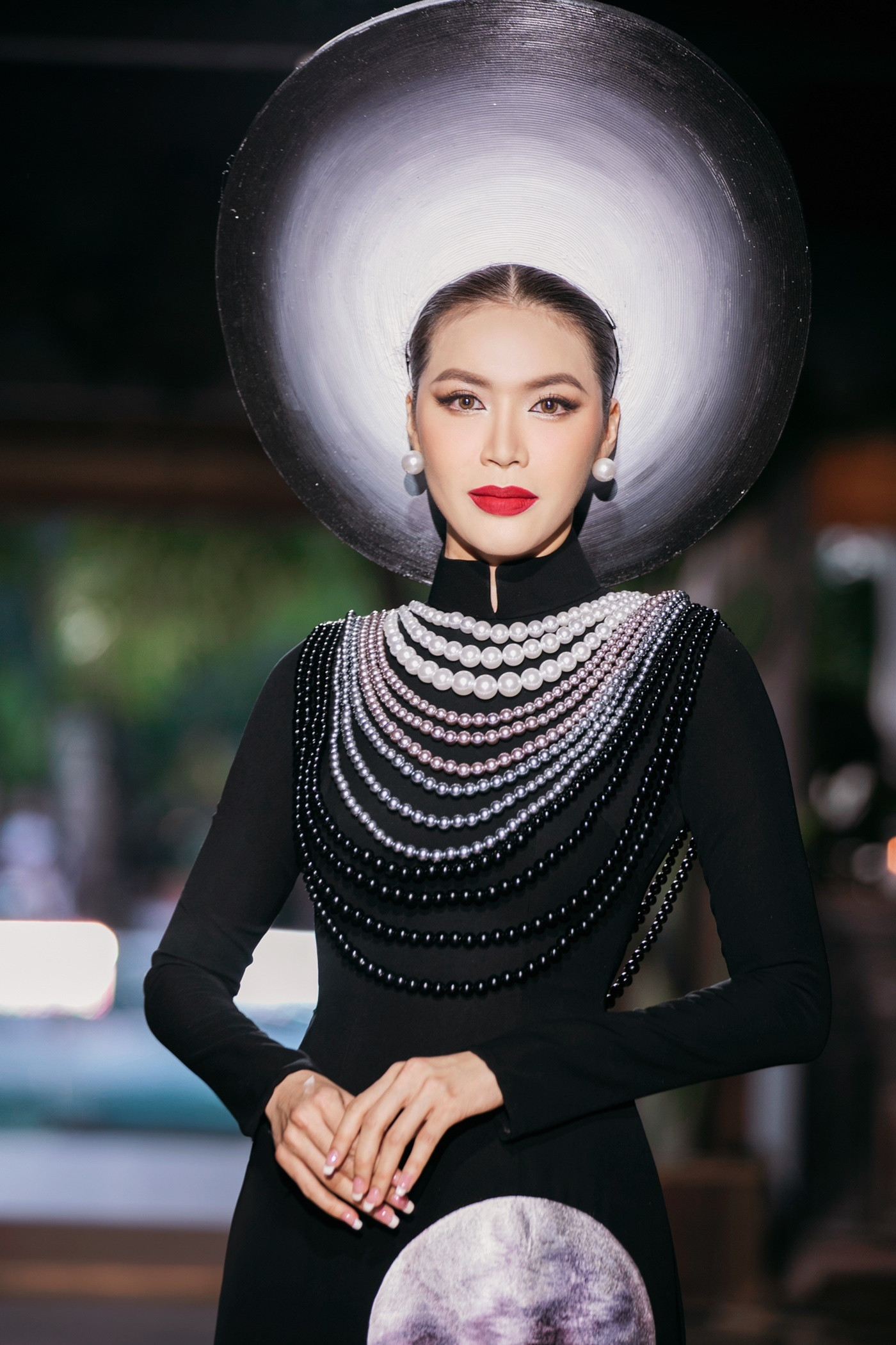 Đêm diễn mở màn với những bước catwalk của Hoa hậu - siêu mẫu Minh Tú. NTK Đinh Văn Thơ chọn cho Minh Tú một thiết kế với kĩ thuật cắt may tinh tế. Thêm vào đó, ý tưởng ánh trăng huyền ảo cũng tô đậm trên chiếc mấn của siêu mẫu.