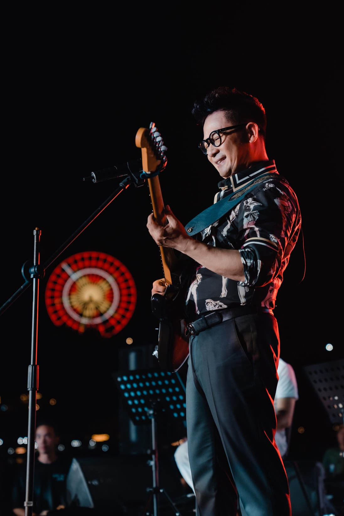Bằng Kiều vừa chơi guitar vừa biểu diễn ngẫu hứng 