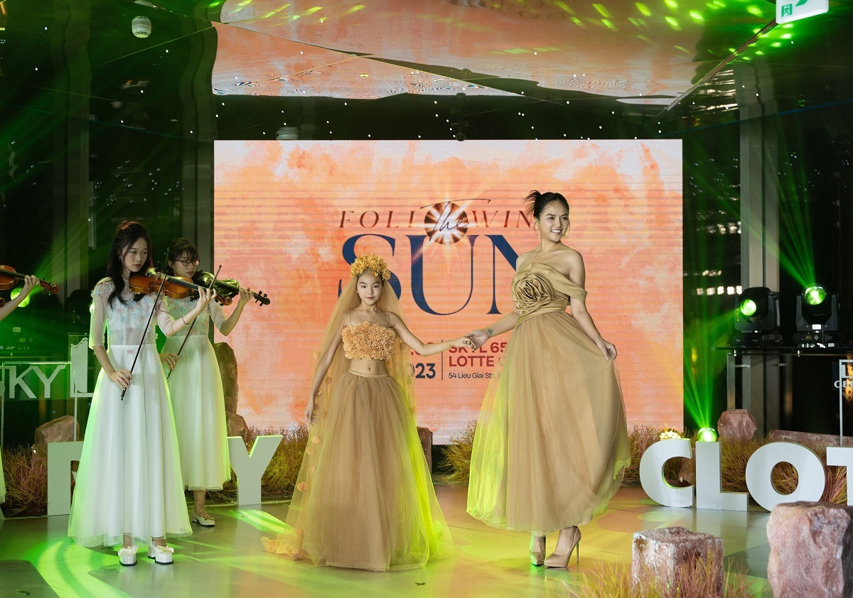 Nữ diễn viên Thu Quỳnh tự tin xuất hiện trên sàn diễn bên cạnh các người mẫu nhí. Sắc vóc của cô nhận được nhiều lời khen ngợi từ khán giả.