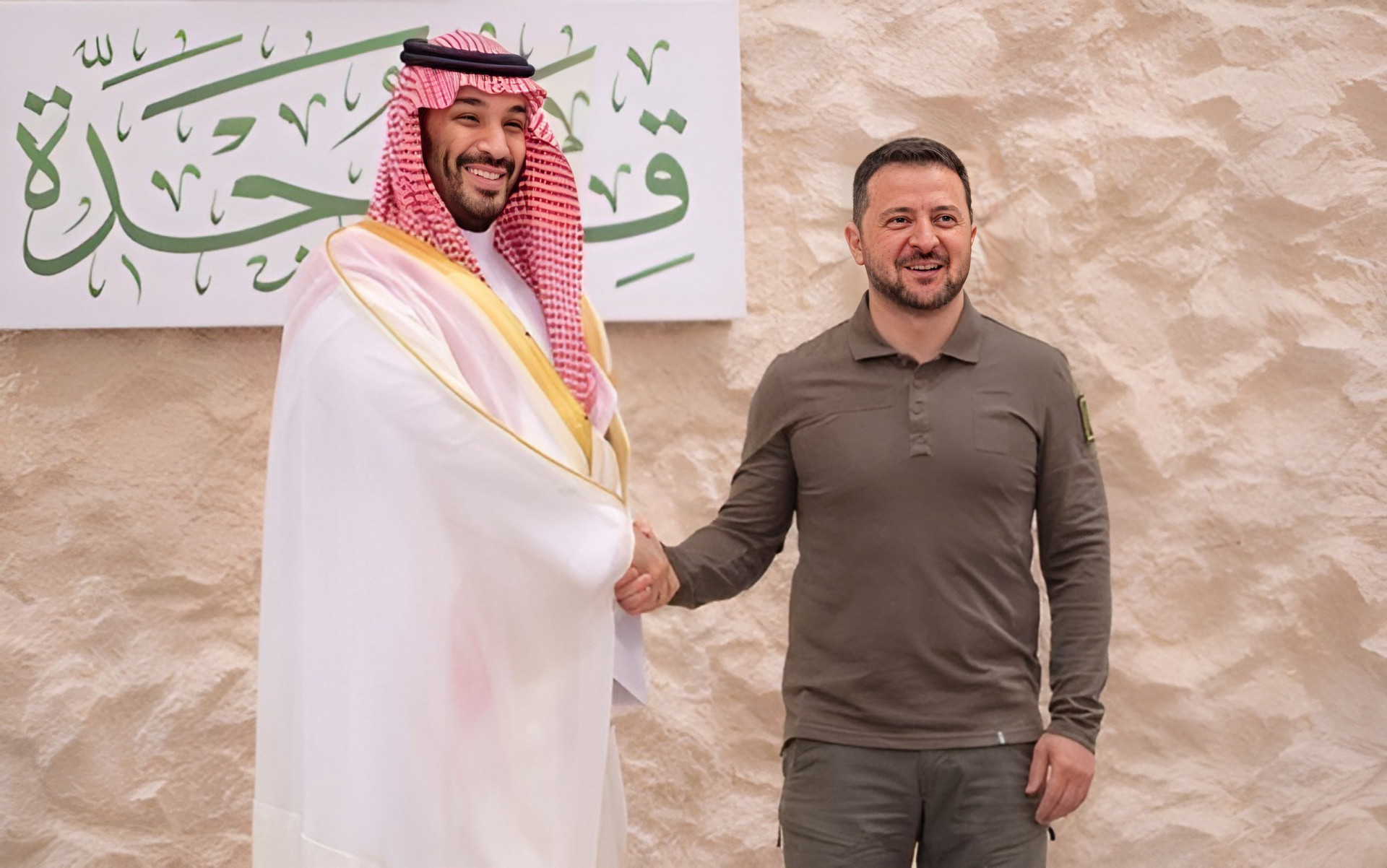 Thái tử Ả Rập Xê-út Arabia Salman (trái) và Tổng thống Ukraine Zelensky ở Jeddah ngày 19/5. (Ảnh: Anadolu)