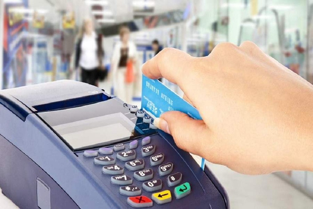 Thẻ ATM có thể dùng để quẹt thanh toán thông qua máy POS. (Ảnh minh họa)