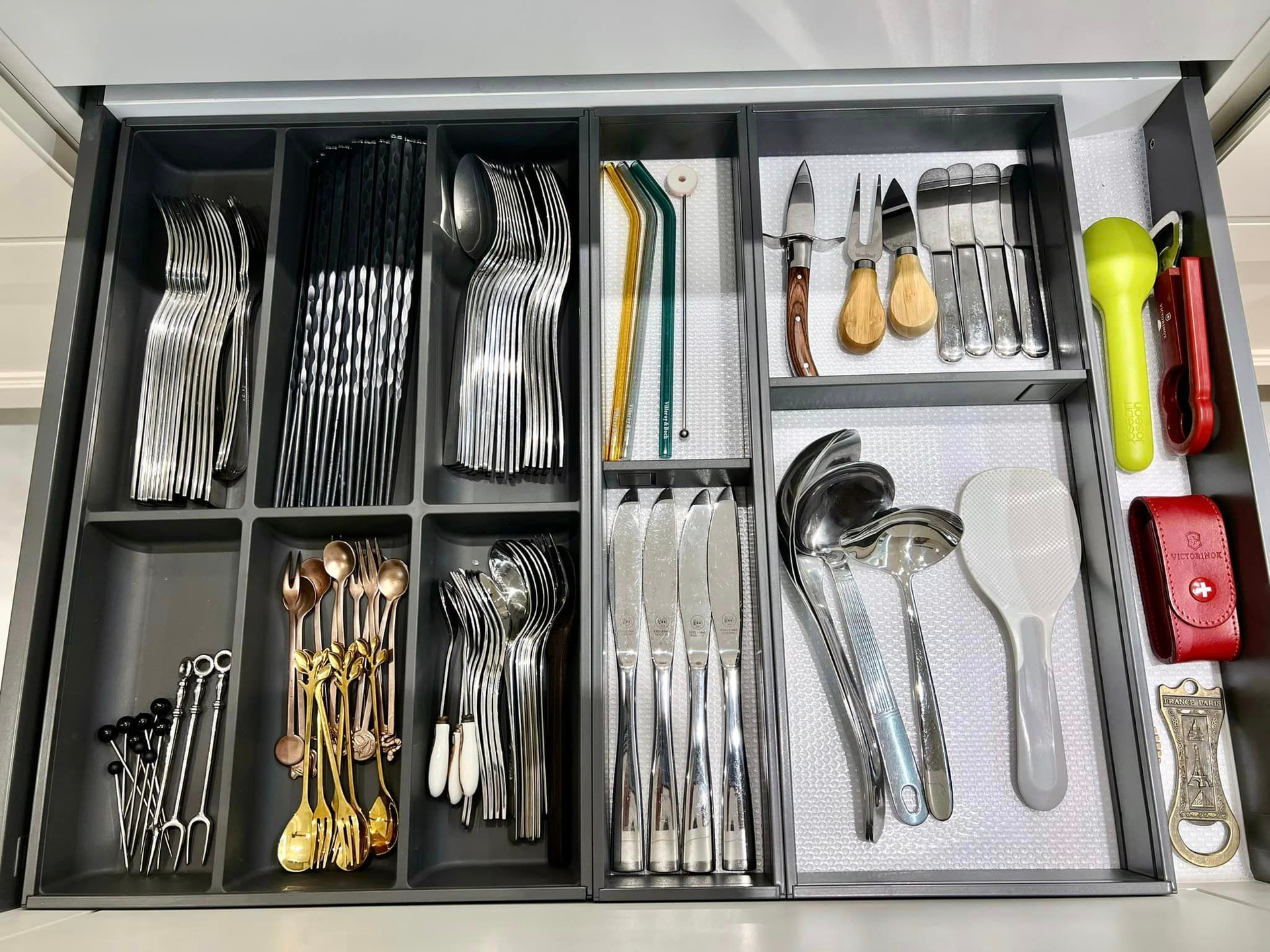 Đây là ngăn phụ trong một ngăn lớn, có khay chia để đựng đũa, thìa, nĩa, dao, ống hút. Ngăn này ở ngay dưới bếp nấu.