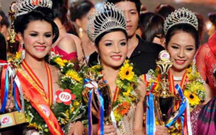 Triệu Thị Hà (giữa) đăng quang Hoa hậu Các dân tộc Việt Nam 2011.