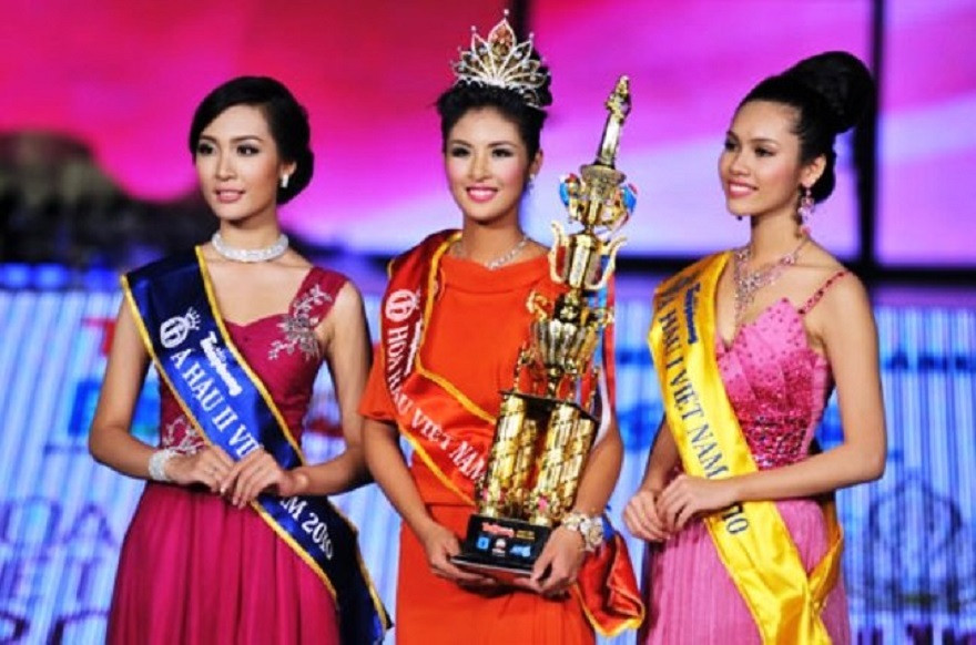 Hoàng My (phải) là Á hậu 1 Hoa hậu Việt Nam 2010.