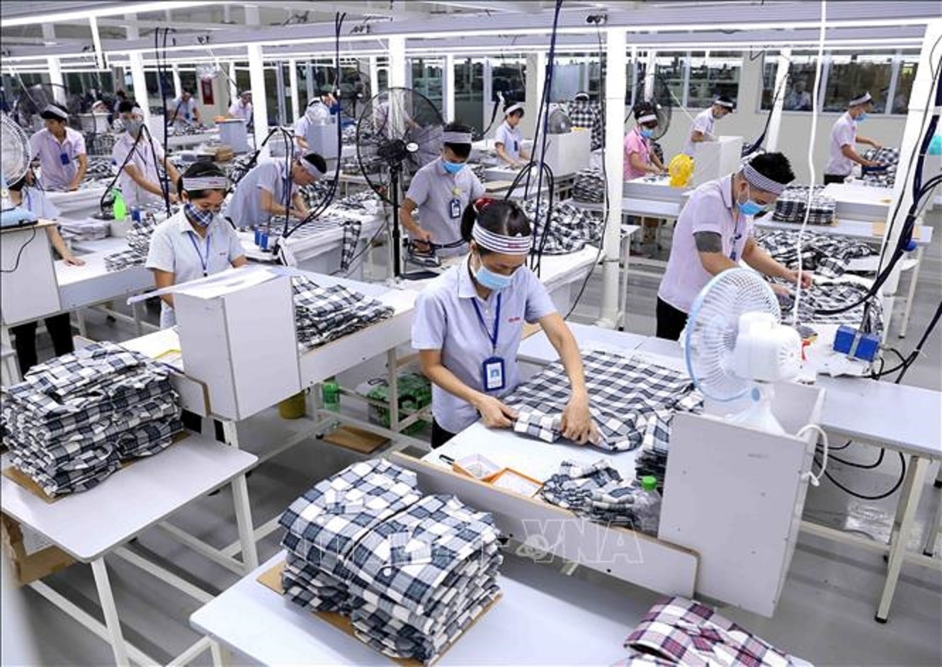 Công nhân Công ty TNHH KH Vina ở KCN Bỉm Sơn. Ảnh minh họa: Vũ Sinh/TTXVN