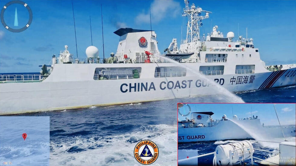 Hình ảnh Philippines công bố tố tàu Trung Quốc phun vòi rồng vào tàu Philippines.