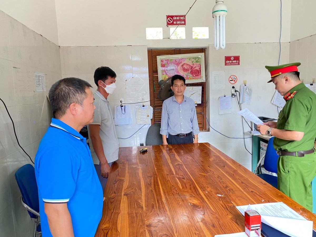 can bo y te xa thong dong an chan tien cua nhan vien y te ban hinh anh 2