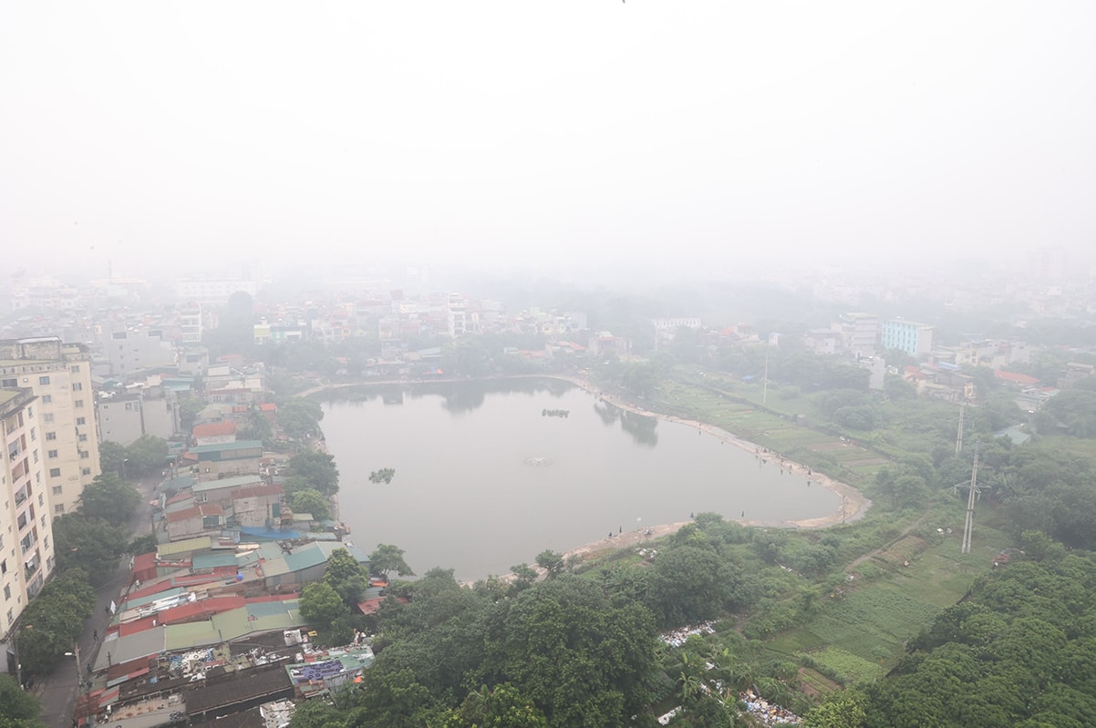 Cơn mưa đêm để lại lượng ẩm trong không khí lớn nên sáng nay tạo sương mù. (Ảnh: Lê Phú).