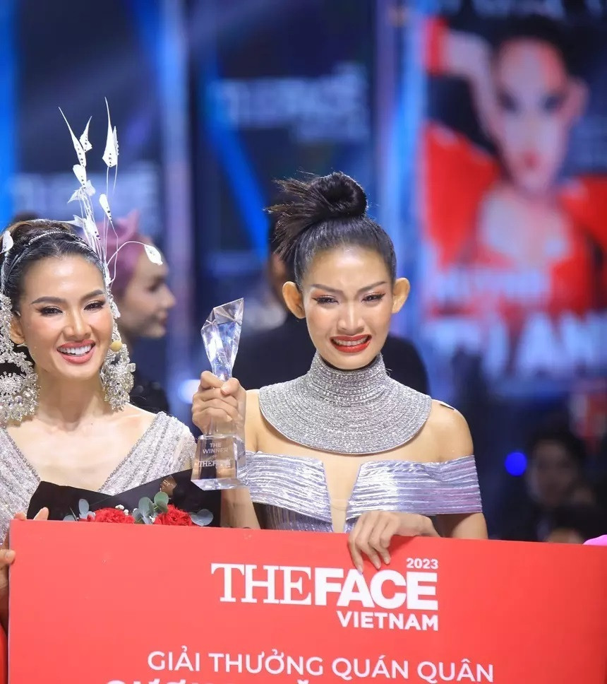 Chung kết The Face Vietnam 2023 đã diễn ra với danh hiệu quán quân thuộc về thí sinh Huỳnh Tú Anh - team Anh Thư. Huỳnh Tú Anh năm nay 21 tuổi, cao 1,78m. Cô từng tham gia không ít show thời trang lớn và là gương mặt được nhiều nhãn hàng lựa chọn.