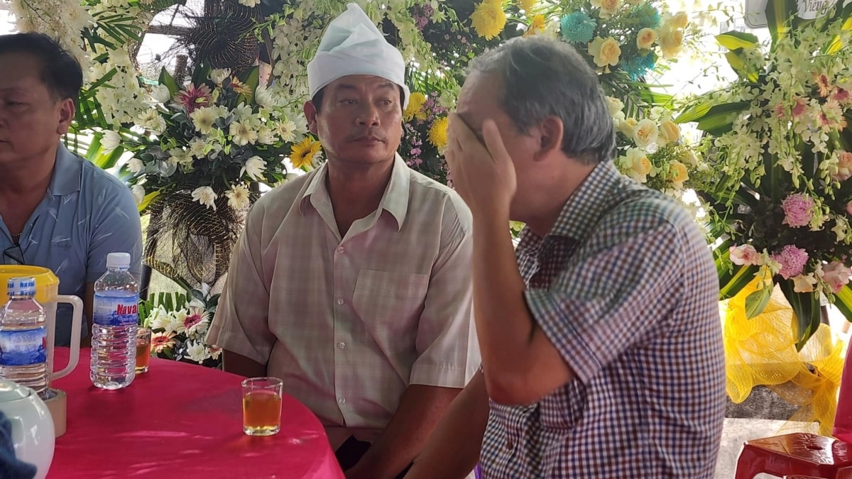 bau Duc bat khoc khi tien dua thanh vien hagl tu nan ve noi an nghi cuoi cung hinh anh 2