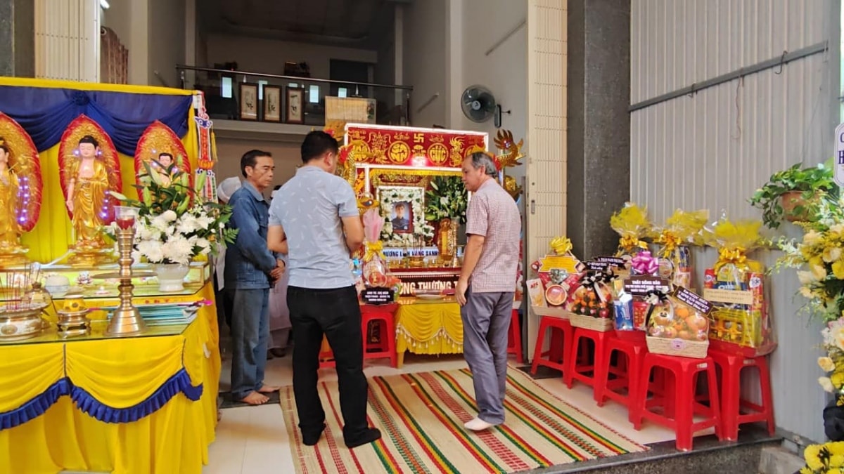 bau Duc bat khoc khi tien dua thanh vien hagl tu nan ve noi an nghi cuoi cung hinh anh 1