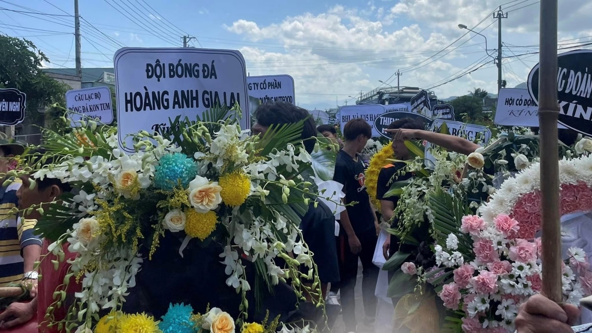 bau Duc bat khoc khi tien dua thanh vien hagl tu nan ve noi an nghi cuoi cung hinh anh 4