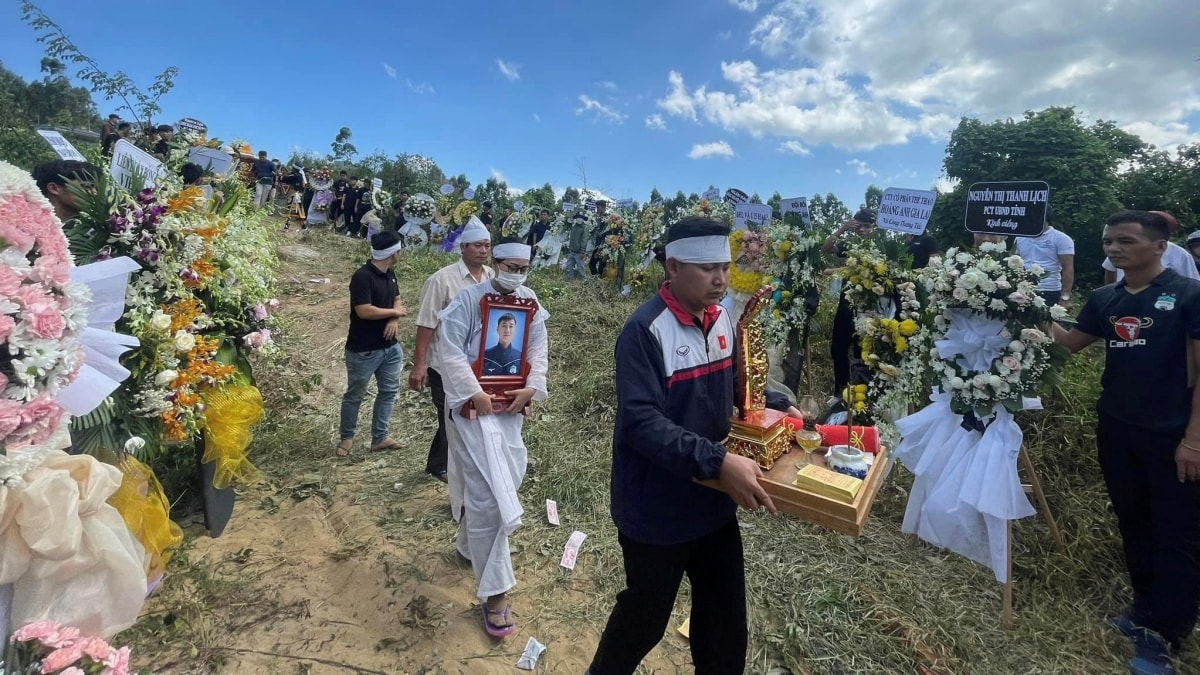 bau Duc bat khoc khi tien dua thanh vien hagl tu nan ve noi an nghi cuoi cung hinh anh 7