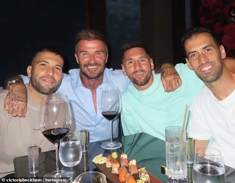 Victoria đăng ảnh chồng cùng các ngôi sao mới trong đội Inter Miami là Alba, Messi và Busquets (từ trái qua). Ảnh: IG.