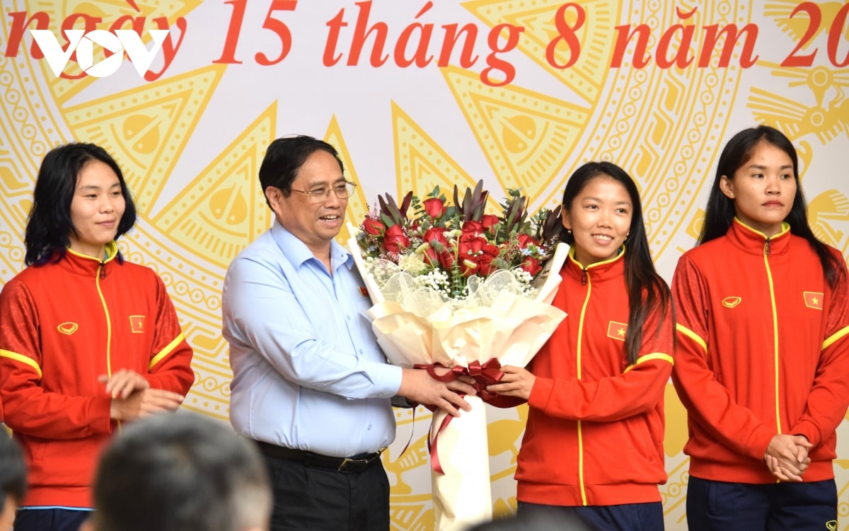 thu tuong pham minh chinh gap mat Doi tuyen bong da nu quoc gia viet nam hinh anh 5