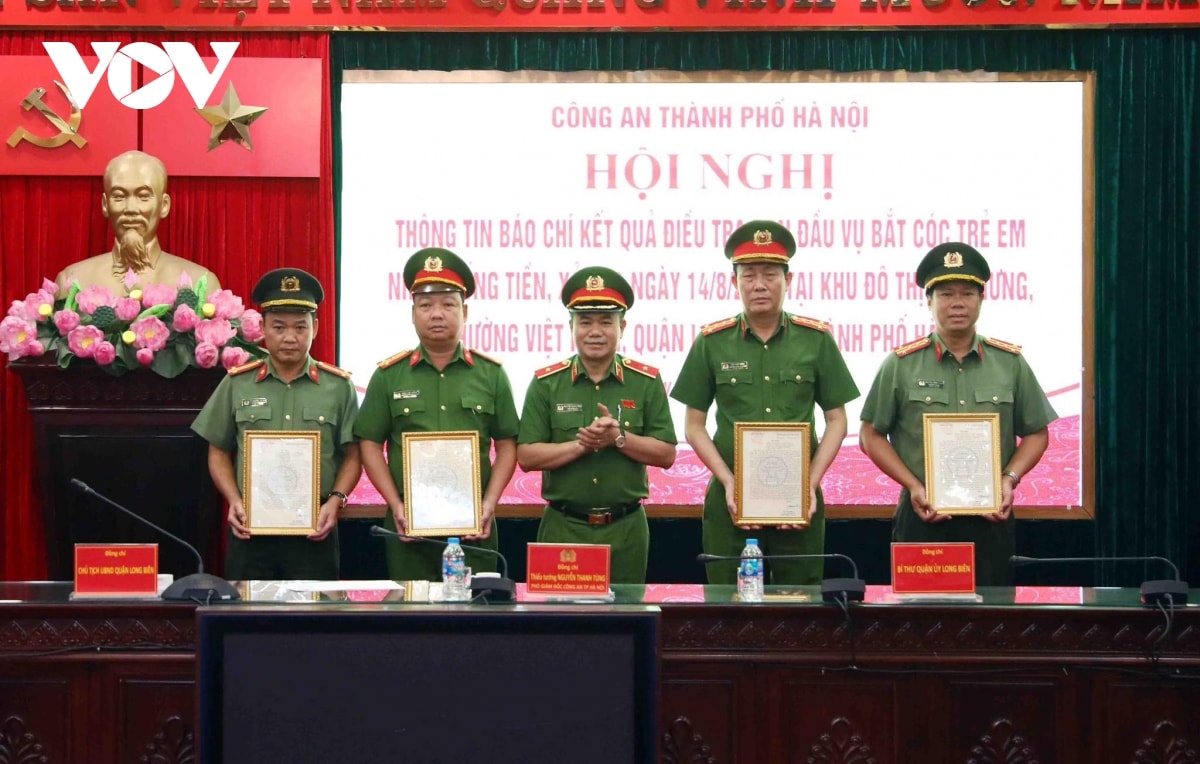 bi thu thanh uy ha noi gui thu khen cong an giai cuu be trai bi bat coc hinh anh 2