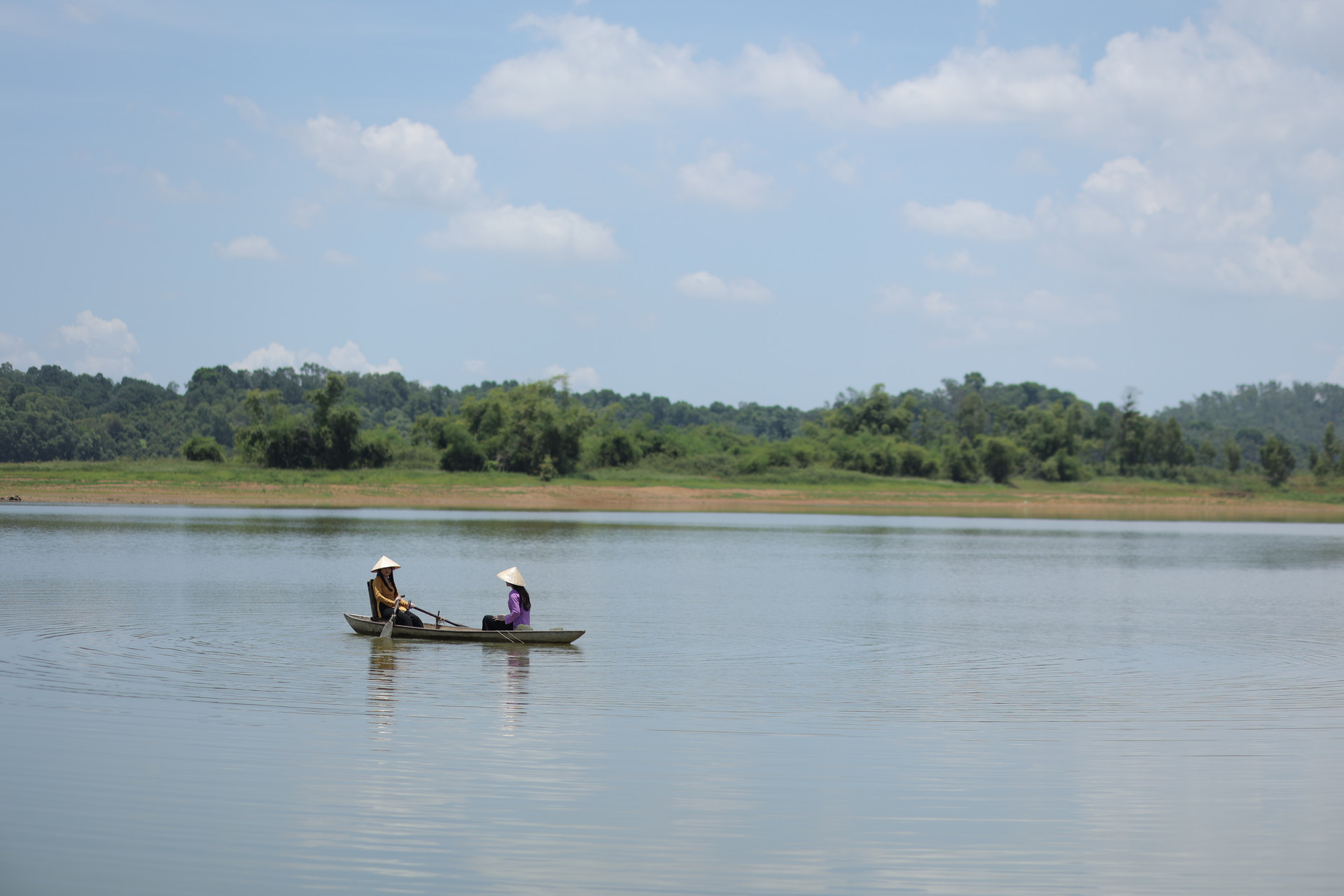 Như Quỳnh và Phương Thủy thực hiện cảnh quay chèo thuyền trên sông lúc 12 giờ trưa.